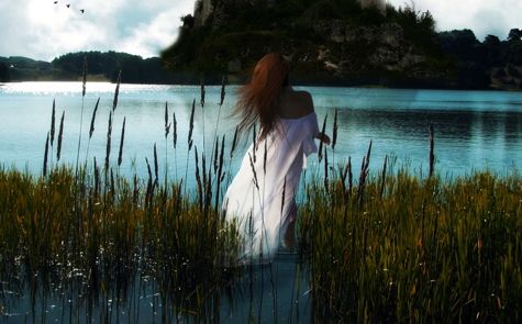 Henryk Rynkowski - Jesteś nawet tam, gdzie Ciebie nie ma - Strzępki marzeń jak obłoki na błękicie Wiatr unosi tam, gdzie jeszcze nie był nikt Bardzo smutne było dotąd moje życie I bez Ciebie puste były wszystkie dni  Teraz jesteś nawet tam, gdzie Ciebie nie ma W tłumie ludzi na ulicach wszystkich miast Twoim głosem dziś rozbrzmiewa cała ziemia Twoim wzrokiem patrzy na mnie każda z gwiazd  Dziś jesteś ze mną Jesteś nawet w każdej kropli mojej krwi Gdy Ciebie kocham Czasem płaczę, ale to są szczęścia łzy Dziś jesteś ze mną Pachnie Tobą każda noc i każdy dzień Gdy Ciebie kocham Śnię na jawie najpiękniejszy z wszystkich sen  Kiedyś wszystkie noce były takie ciemne W zakamarkach mego domu mieszkał strach Pustka była w moim sercu, smutek we mnie I nie znałam ukojenia nawet w snach  Teraz jesteś nawet tam, gdzie Ciebie nie ma W tłumie ludzi na ulicach wszystkich miast Twoim głosem dziś rozbrzmiewa cała ziemia Twoim wzrokiem patrzy na mnie każda z gwiazd  Dziś jesteś ze mną Jesteś nawet w każdej kropli mojej krwi Gdy Ciebie kocham Czasem płaczę, ale to są szczęścia łzy Dziś jesteś ze mną Pachnie Tobą każda noc i każdy dzień Gdy Ciebie kocham Śnię na jawie najpiękniejszy z wszystkich sen