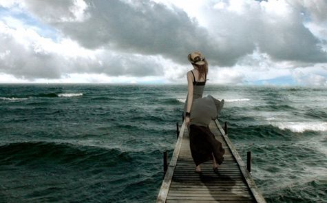 Henryk Rynkowski - Wołam do Ciebie - Wołam do Ciebie tęczą na niebie Deszczem na szybie, blaskiem gwiazd Wołam do Ciebie porywem wiatru Który po świecie rozwiał nas  Wołam do Ciebie ciszą poranka Słońca zachodem, nocy mgłą Wołam do Ciebie w tłumie samotny Wołam tęsknoty gorzką łzą  Wołam do Ciebie gwiezdną mgławicą Szukam Twych oczu pośród gwiazd Gdy zakochani idą ulicą Chociaż to boli - widzę nas  Wołam do Ciebie tęsknym spojrzeniem Bo jesteś najpiękniejszym snem Wołam, bo trudno żyć mi bez Ciebie Wołam, bo bardzo kocham Cię  Wołam do Ciebie w ciszy Czułości słów Twych brak Czy Ty wołanie me usłyszysz? Czy dasz mi jakiś znak?