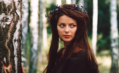 Henryk Rynkowski - Czy życie warte tego jest? - Może o tym wiesz, że to Ty Zawsze mi się śnisz? Może śnisz o mnie też? Jeśli nie, to bardzo proszę Cię  Nie pytaj jaki to ma sens Czy życie warte tego jest? Bo teraz wiem: bardzo kocham Cię I nie przestanę, o nie!  Całe życie swe - wszystkie dni Ofiaruję Ci... Chcę Cię zawsze mieć obok tuż Bo nie chcę tak całkiem sam być już  Nie pytaj o co walczyć chcę Dlaczego bardzo pragnę Cię Ja teraz wiem: bardzo kocham Cię I nie przestanę, o nie!  Nie mogę zapomnieć Pragnę Ciebie nieprzytomnie Gdziekolwiek byle z Tobą Cały czas - aż do końca, tak!  I nie pytaj jak to stało się Że ja wszystko Tobie oddać chcę Będę kochał Cię, będę chronił Cię Gdybym stracił Cię Mógłbym umrzeć, wiesz?  Uwierz, że bardzo kocham Cię I nigdy nie przestanę